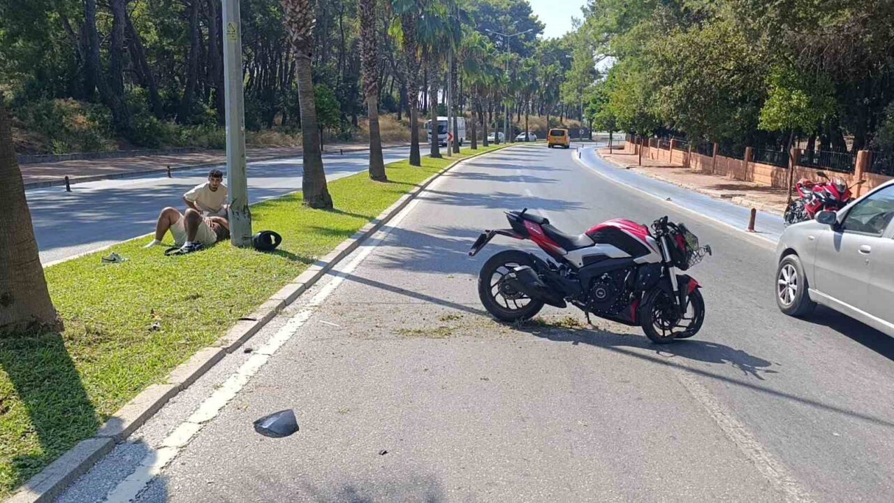 Antalya’nın Manavgat ilçesinde sürücüsünün direksiyon hakimiyetini yitirdiği motosiklet, refüjdeki palmiye