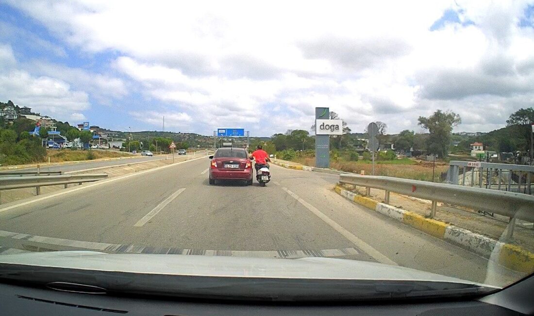 İstanbul’da motosiklet sürücüsünün bir otomobile tutunarak yaptığı tehlikeli yolculuk araç