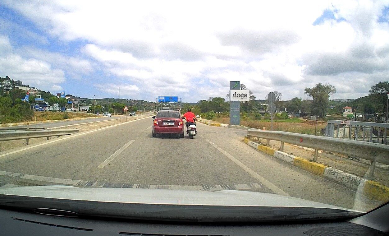 İstanbul’da motosiklet sürücüsünün bir otomobile tutunarak yaptığı tehlikeli yolculuk araç