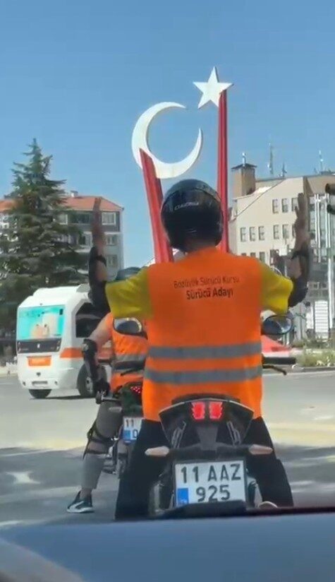 Bilecik’te bir motosiklet sürücüsünün arkasındaki otomobilden çalan müzik eşliğinde dans