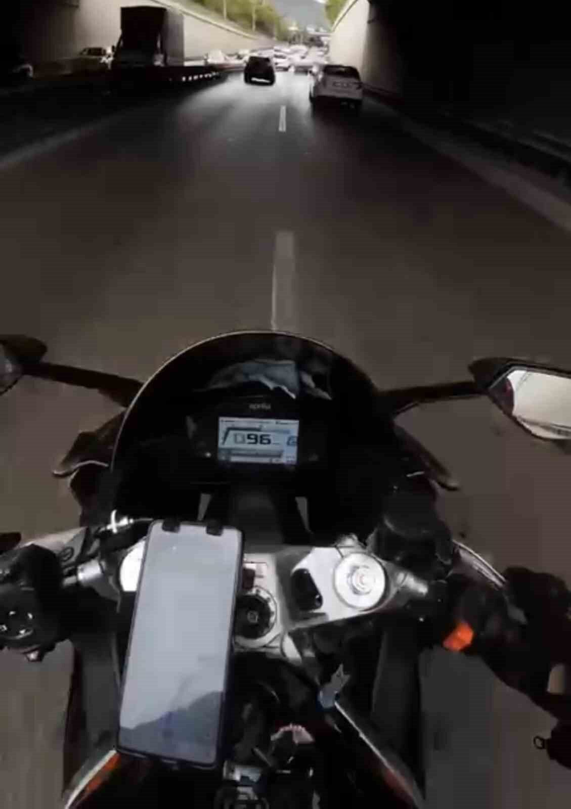 Bursa’da trafikte seyir halinde olan motosikletli, aniden önüne kıran otomobile