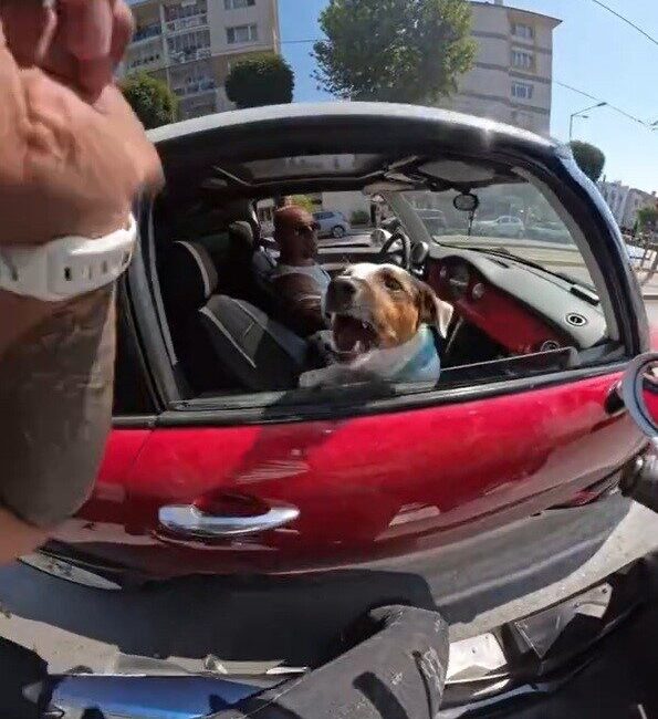 Eskişehir’de işlek bir caddede seyreden bir motosiklet sürücüsü, trafikte beklerken