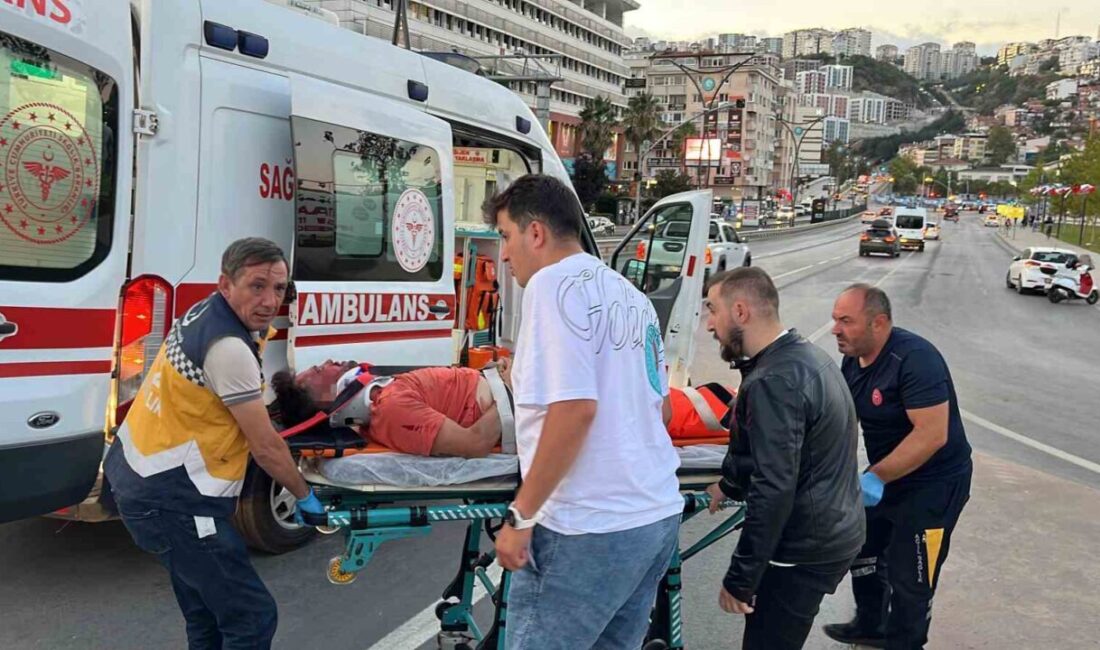 Kocaeli’nin İzmit ilçesinde sürücüsünün kontrolünden çıkan motosikletin trafik yön levhasına