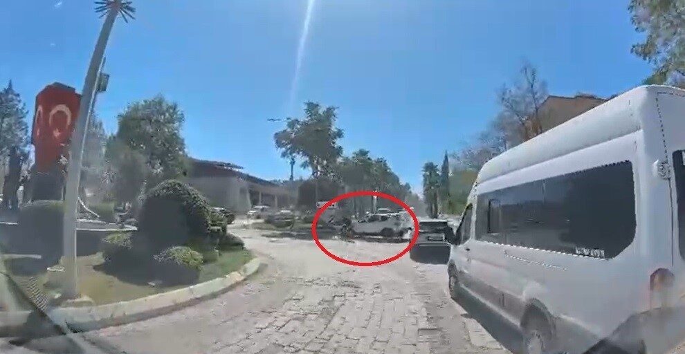 Hatay’ın Kırıkhan ilçesinde otomobil ile motosikletin çarpışma anı araç içi