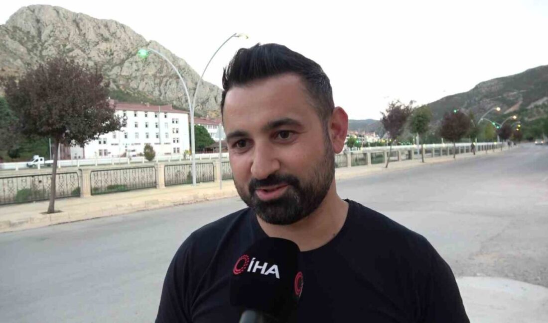 Amasya’da bir kişi dağda motosikletiyle dolaşırken karşısına yılkı atları çıktı.