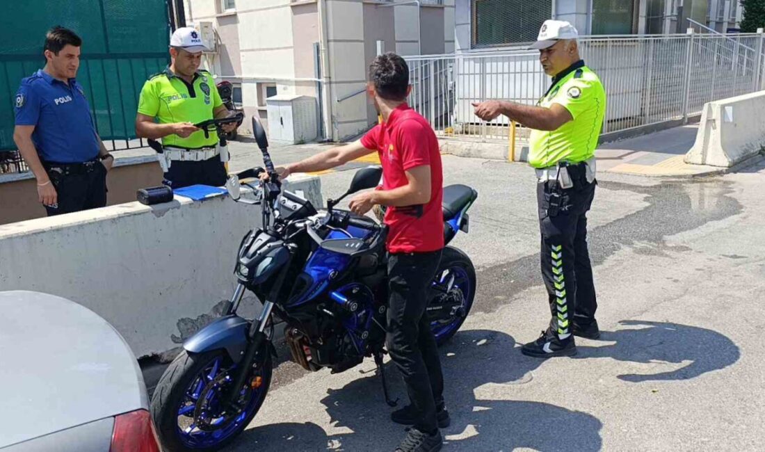 Antalya’nın Manavgat ilçesinde, motosikletiyle trafikte akrobatik hareketler yaparak sosyal medyada