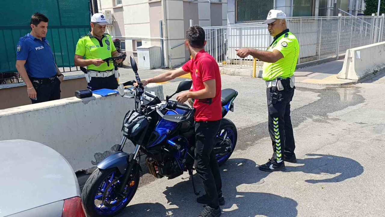 Antalya’nın Manavgat ilçesinde, motosikletiyle trafikte akrobatik hareketler yaparak sosyal medyada