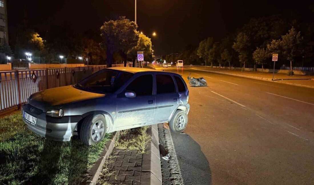 Kayseri’nin Kocasinan ilçesinde motosikletle otomobilin çarpıştığı kazada otomobil refüje çıkarken,
