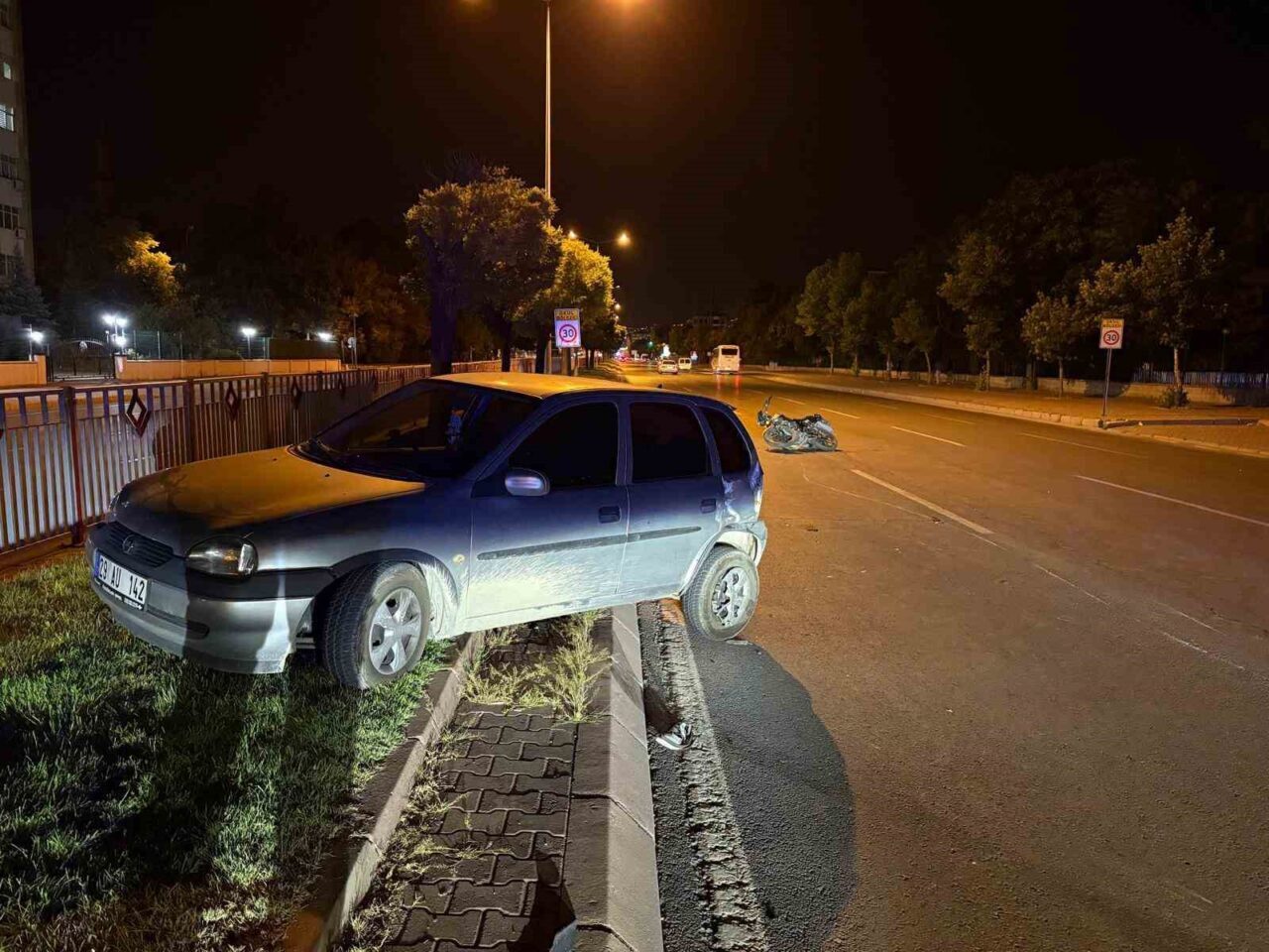 Kayseri’nin Kocasinan ilçesinde motosikletle otomobilin çarpıştığı kazada otomobil refüje çıkarken,