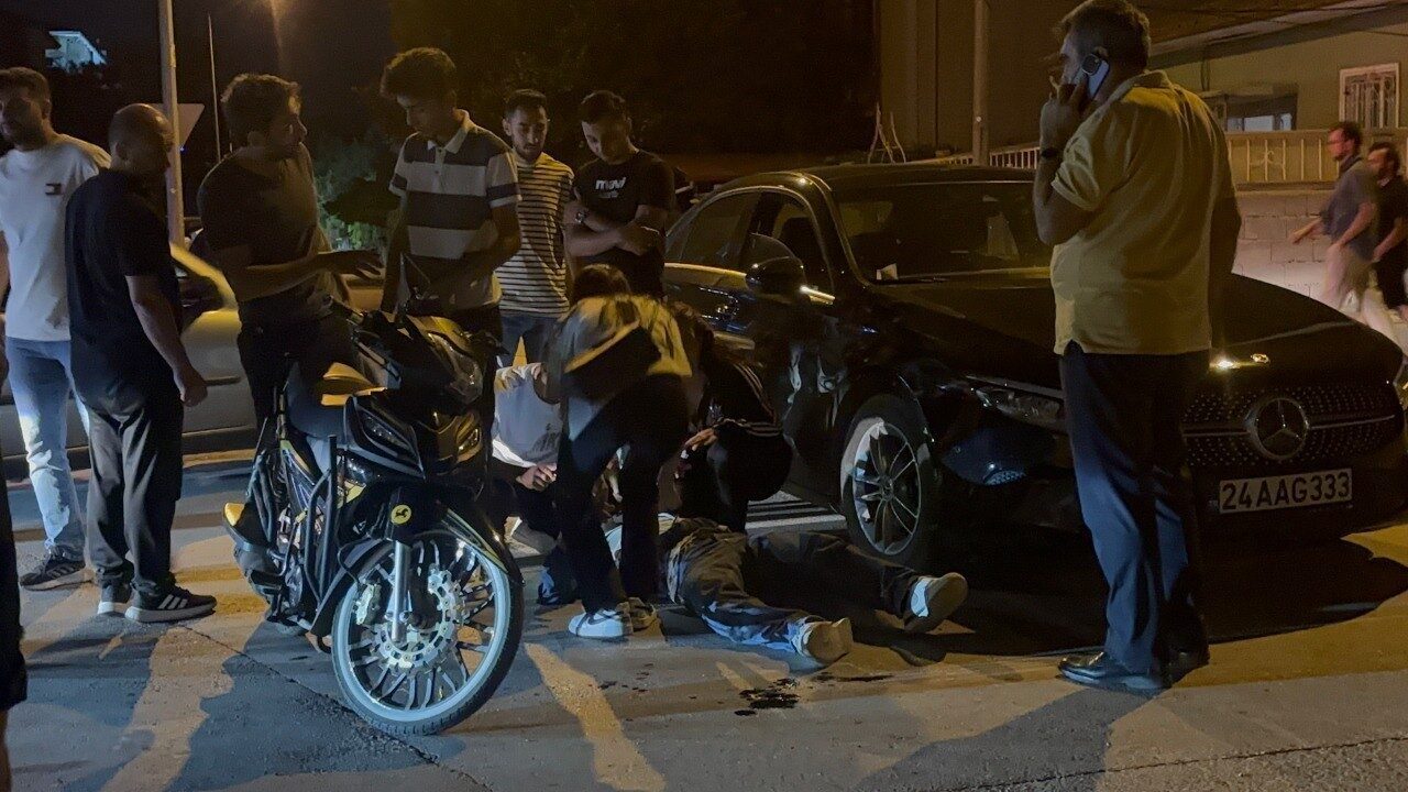 Erzincan’da motosikletiyle otomobile çarpan genç adam yaralandı. Kaza, İnönü Mahallesi