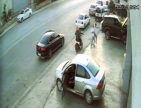 Denizli’de arızalı aracını almak için tamirhaneye gelen şahsı, motosikletle takip