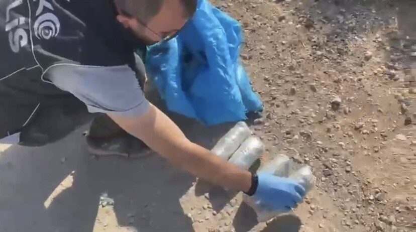 Hatay’ın Reyhanlı ilçesinde düzenlenen uyuşturucu operasyonunda motosikletle uyuşturucu taşıyan şahsın