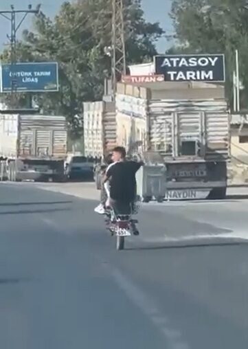 Hatay’da motosikletle 5 saniyelik akrobatik hareketler yaparak trafiği tehlikeye sokan