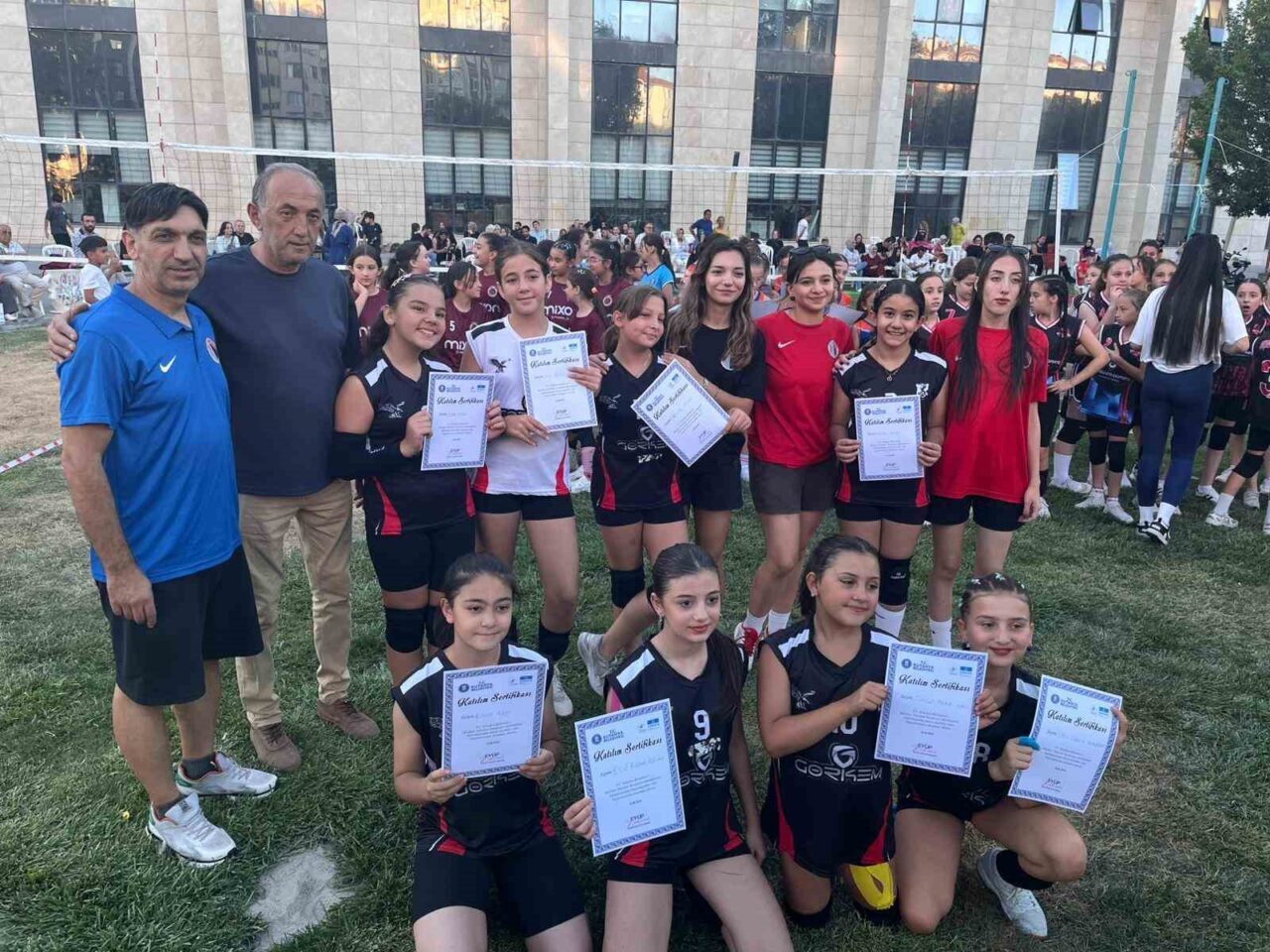 Kütahya Belediyesi tarafından düzenlenen voleybol turnuvası, sporseverlere heyecan dolu anlar