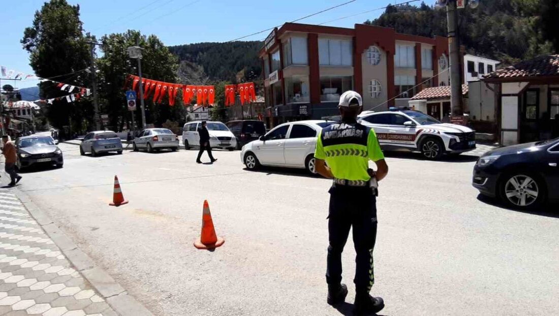 Bolu’nun Mudurnu ilçesinde trafik denetimleri 1 aylığına jandarma ekiplerine devredildi.