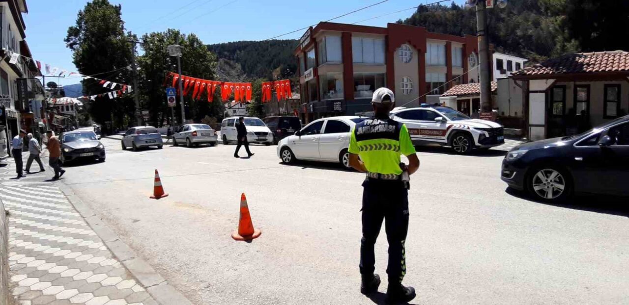 Bolu’nun Mudurnu ilçesinde trafik denetimleri 1 aylığına jandarma ekiplerine devredildi.