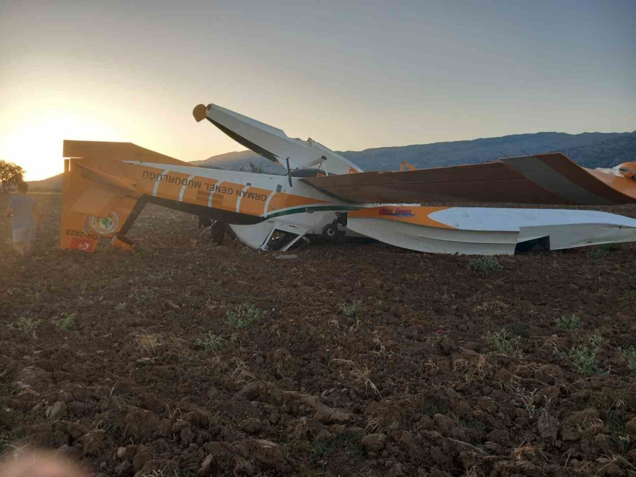 Muğla Valisi İdris Akbıyık, bir yangın söndürme uçağının tarlaya acil