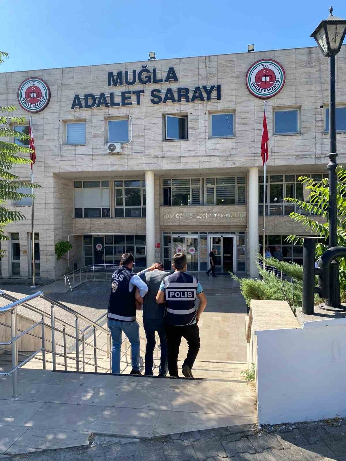 Muğla’nın Ula ilçesinde polis ekiplerince gerçekleştirilen operasyonda, 3 farkı suçtan