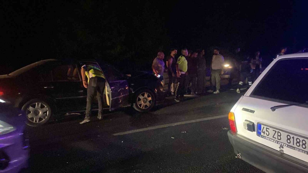 Muğla’da Sakar Geçidi’nde tekerinin patlamasıyla sağ şeritte duran otomobil, zincirleme