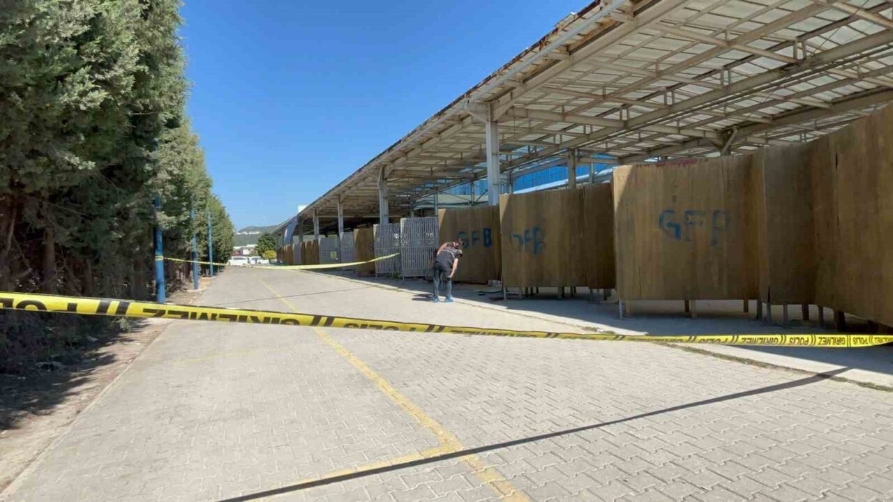 Muğla’nın Menteşe ilçesinde sabah saatlerinde bir güvenlik görevlisi başından vurulmuş