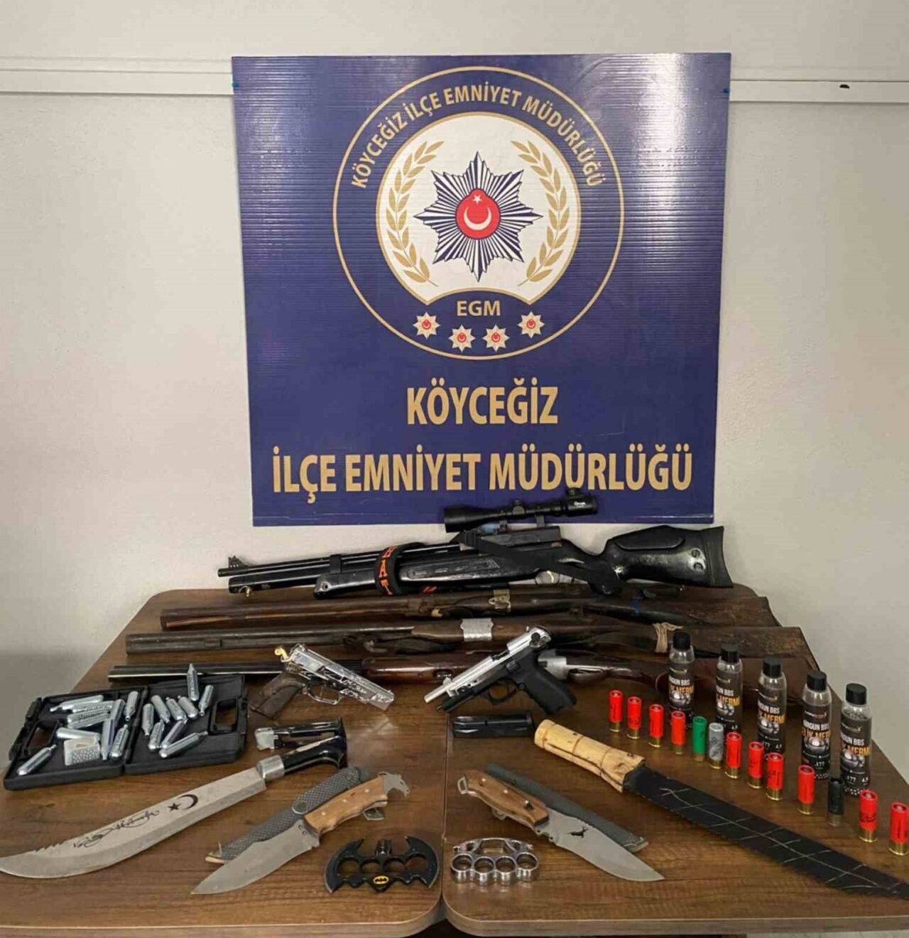 Muğla’nın Köyceğiz ilçesinde iletişim uygulaması üzerinden silah satışı yaptığı belirlenen