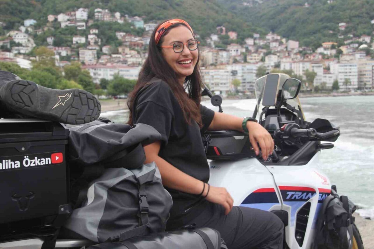 Motosikleti ile arazili ve zorlu yolları kullanarak tek başına 2