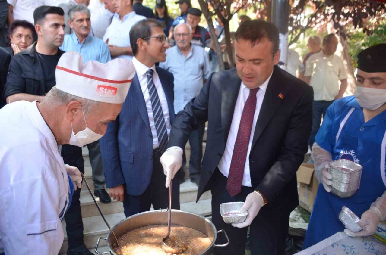 Bilecik’te 30 Ağustos Zafer Bayramı dolayısıyla bin 500 kişiye aşure