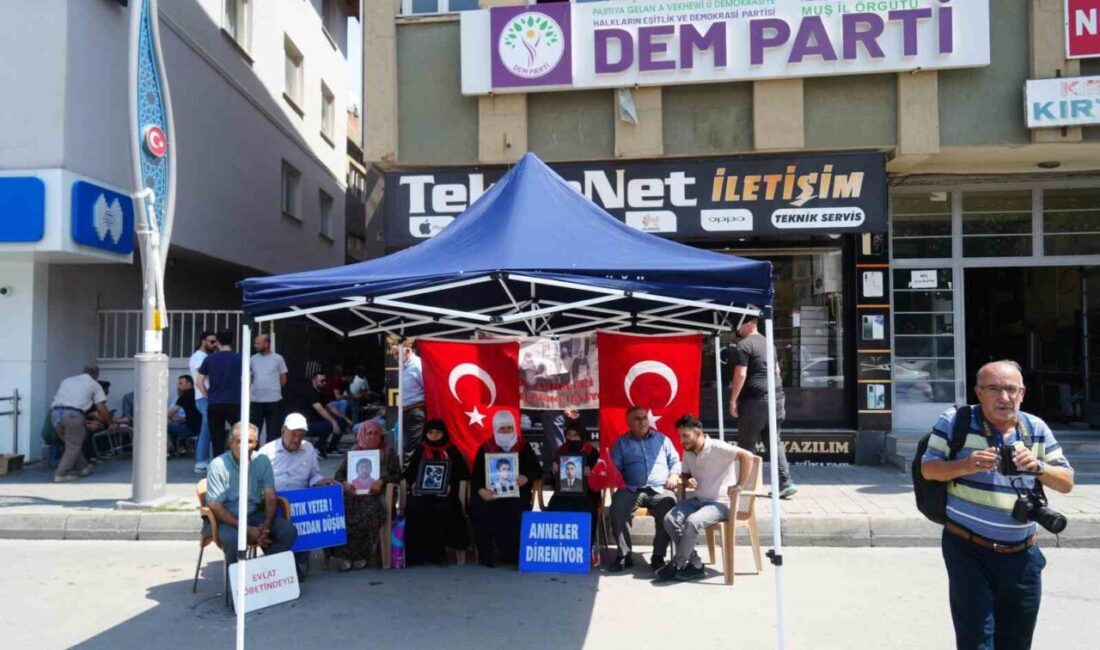 Muş’ta çocuklarının terör örgütü PKK tarafından kandırılarak dağa götürüldüğünü belirten