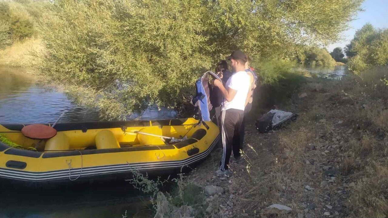 Muş’ta 3 kişi, su debisinin yükselmesiyle Murat Nehri’ndeki adacıkta mahsur