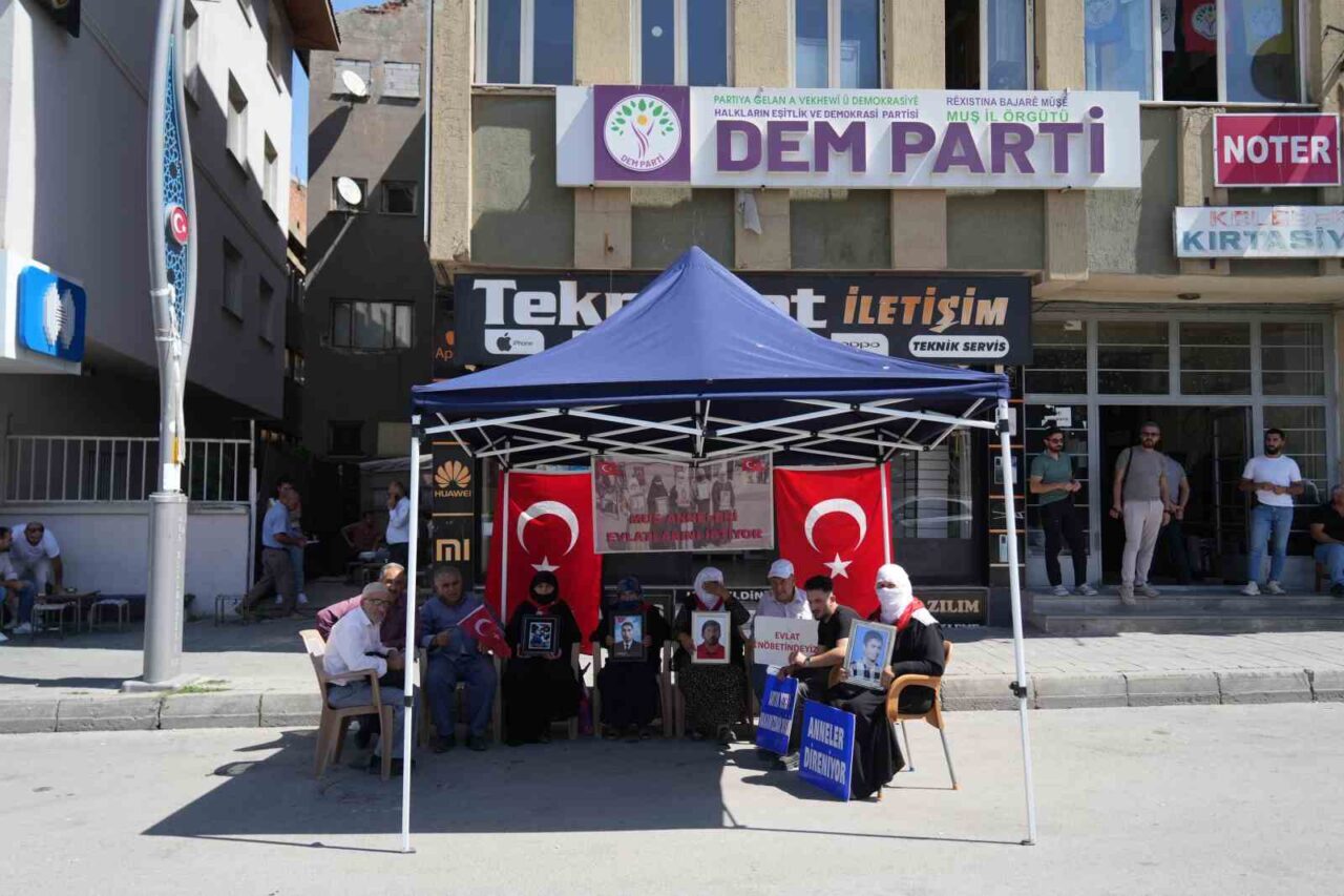 Muş’ta DEM Parti binası önünde toplanan aileler, evlatlarına teslim ol