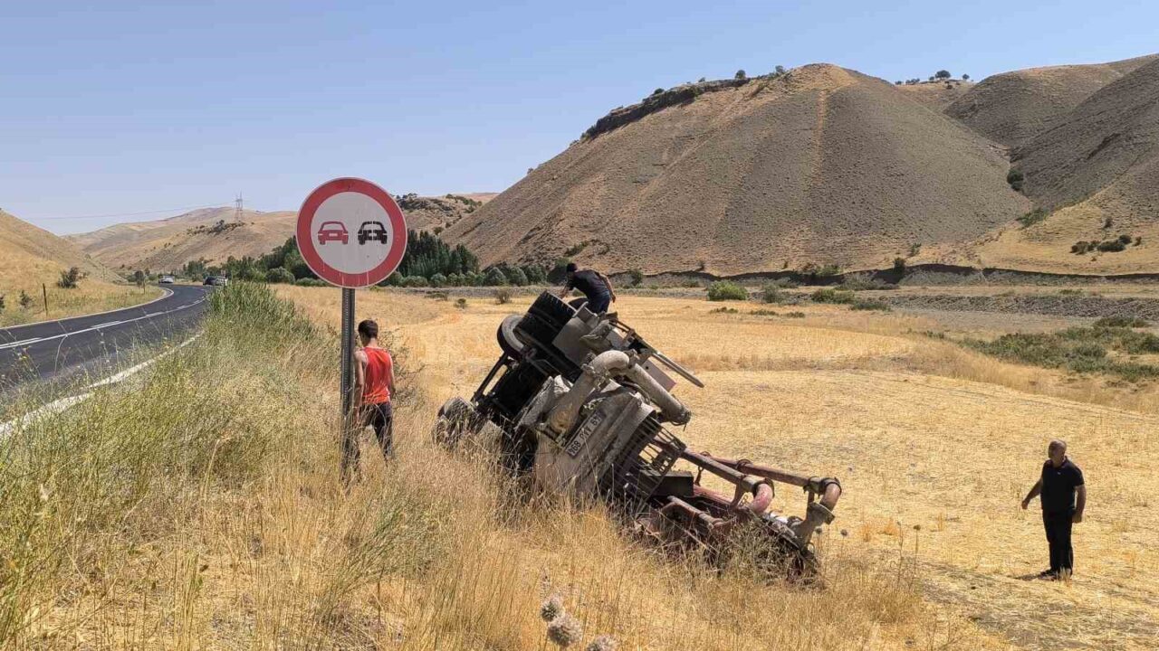 Muş’un Korkut ilçesinde beton pompası yüklü bir tır, sürücüsünün direksiyon