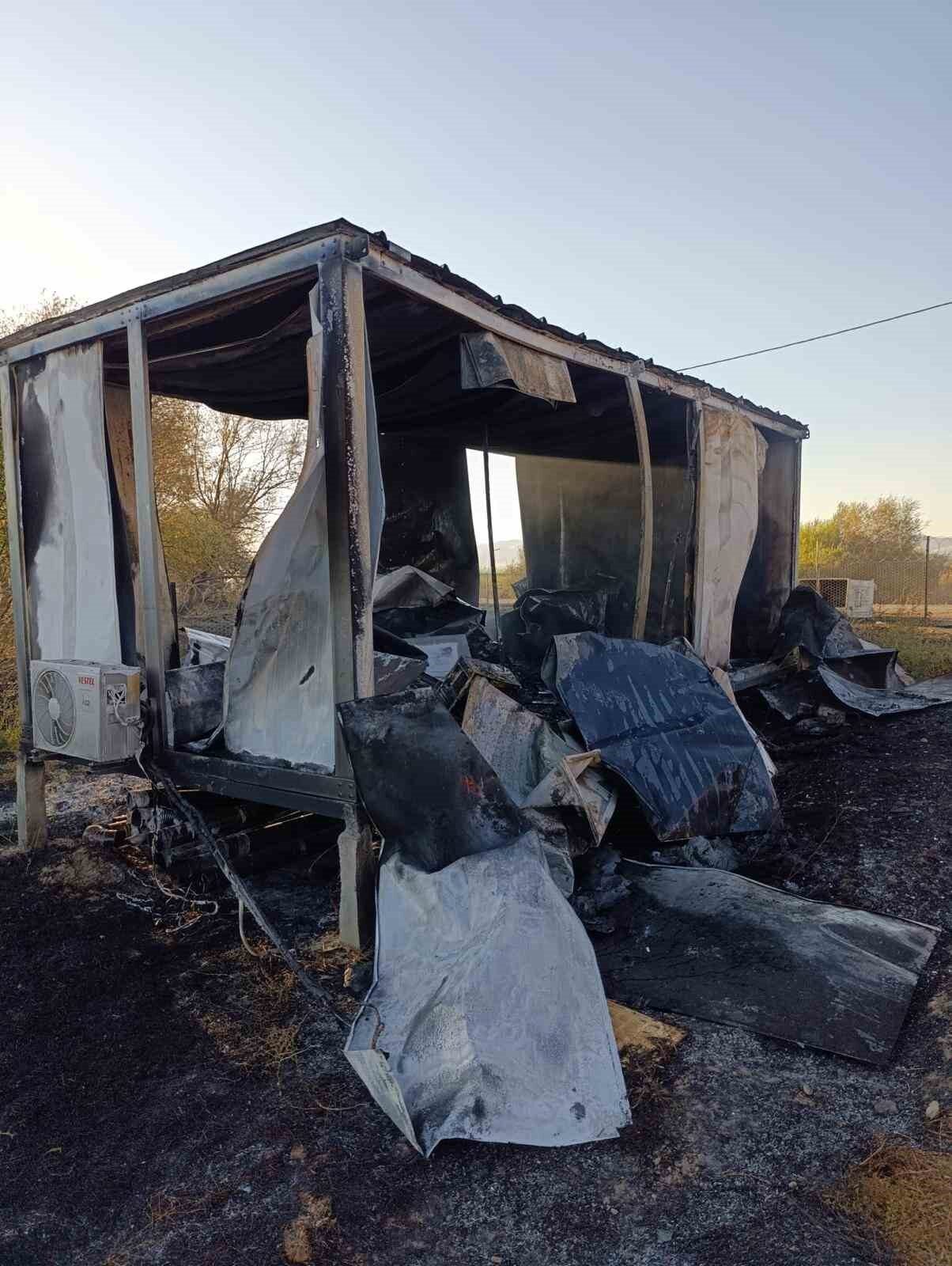 Muş’ta tarihi Murat Köprüsü kırsalında çıkan yangında yaklaşık 30 dönümlük