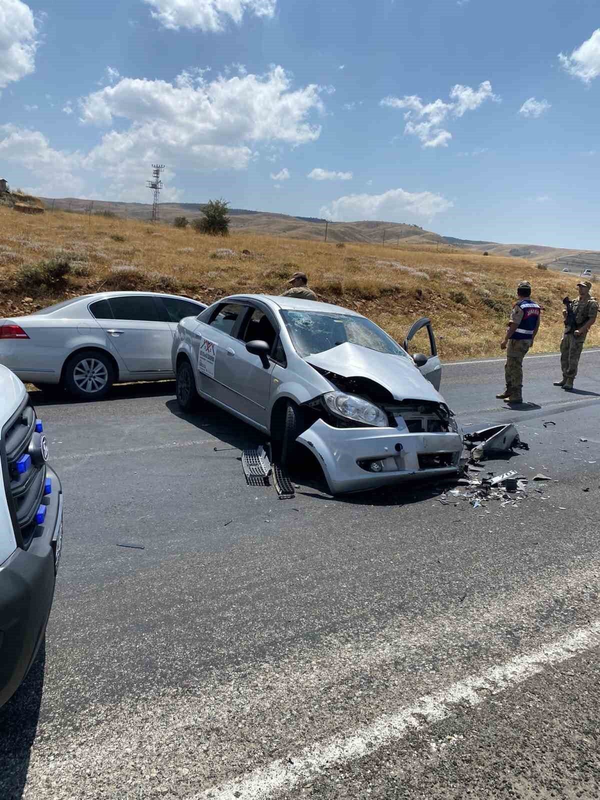 Muş-Kulp kara yolunda iki aracın kafa kafaya çarpışması sonucu meydana