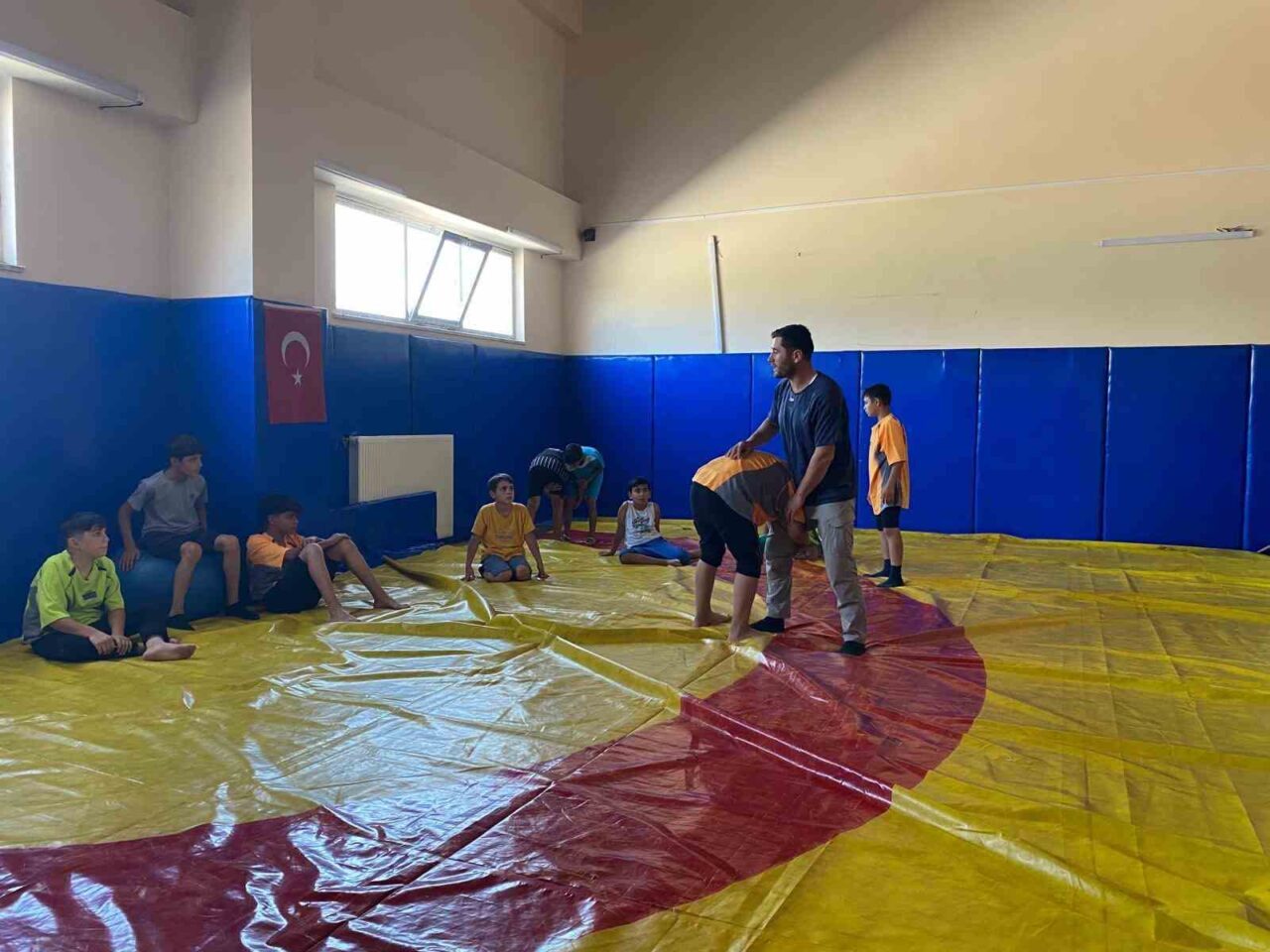 Muş’un Korkut ilçesinde yaz spor okulları kapsamında başlatılan güreş antrenmanları