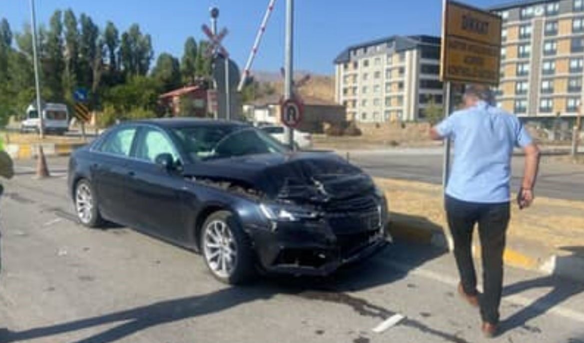 Bingöl kara yolu üzerindeki hemzemin geçitte meydana gelen trafik kazasında