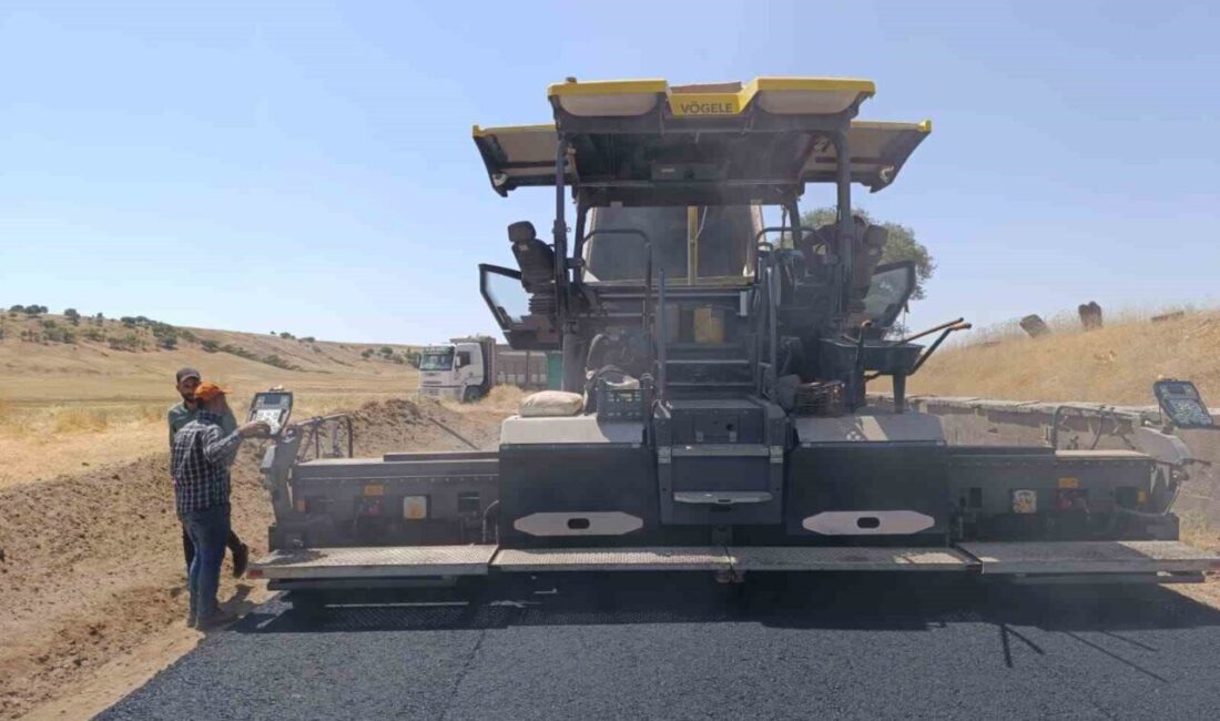 Muş İl Özel İdaresi ekipleri, ulaşım konforunu artırmak amacıyla ilçe