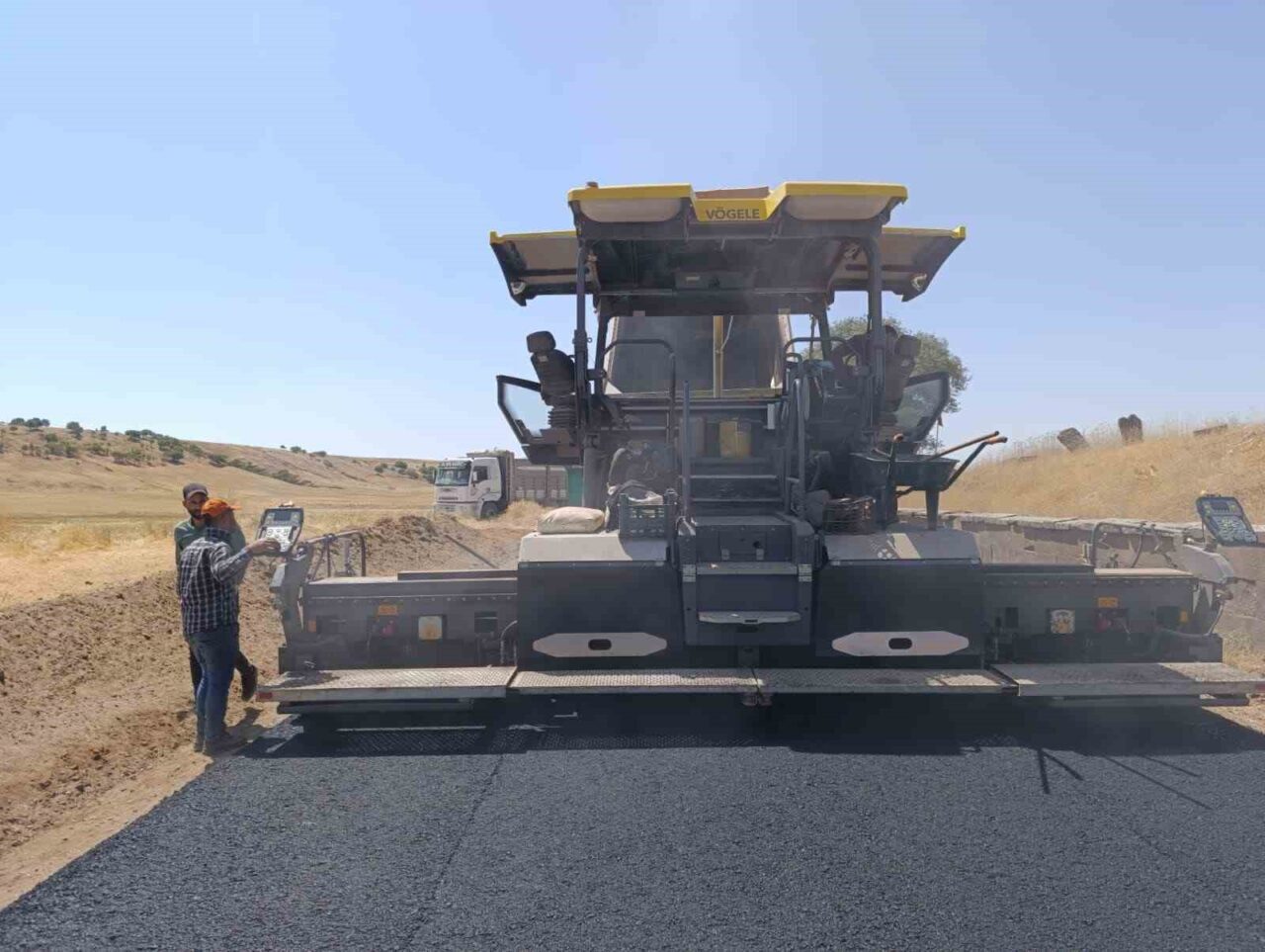 Muş İl Özel İdaresi ekipleri, ulaşım konforunu artırmak amacıyla ilçe