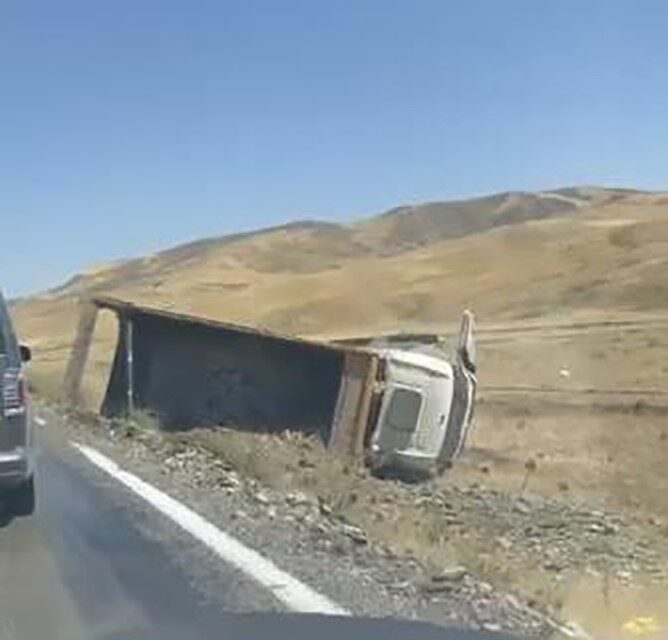 Muş’un Korkut ilçesinde hafriyat kamyonu şarampole yuvarlanması soncu sürücü yaralandı.