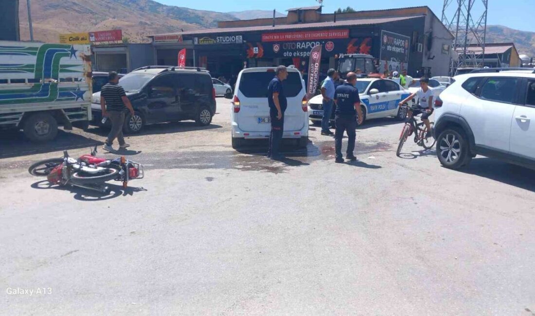 Muş’ta motosiklet ile hafif ticari aracın çarpışması sonucu 2 kişi