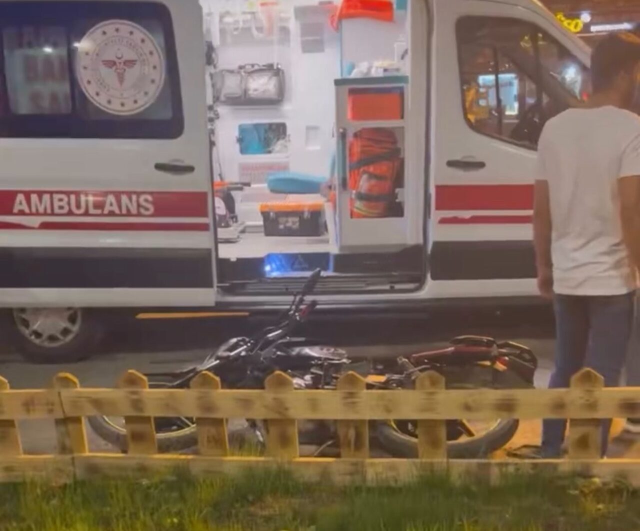 Muş’ta otomobil ile motosikletin çarpışması sonucu 2 kişi yaralandı. Edinilen