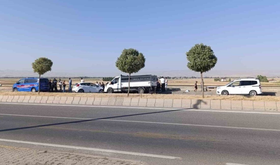 Muş’un Güzeltepe köyü mevkiinde kamyonet ile otomobilin çarpışması sonucu 2
