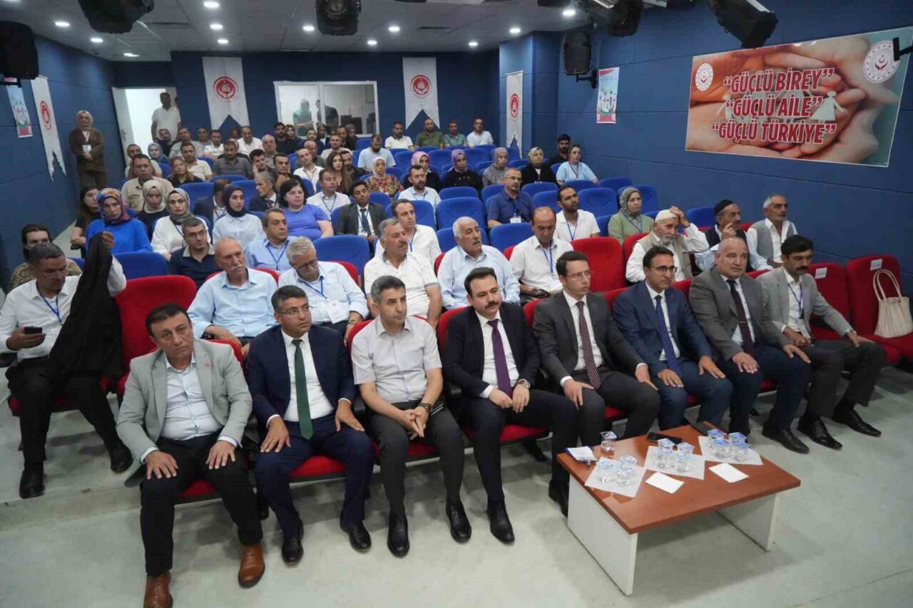 Muş’ta düzenlenen Yaşlılık Çalıştayı’nda yaşlı bireylerin bakım, saygınlık, topluma katılım