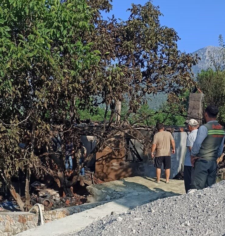 Denizli’nin Çameli ilçesinde sabah saatlerinde bir evde çıkan yangın sonucu