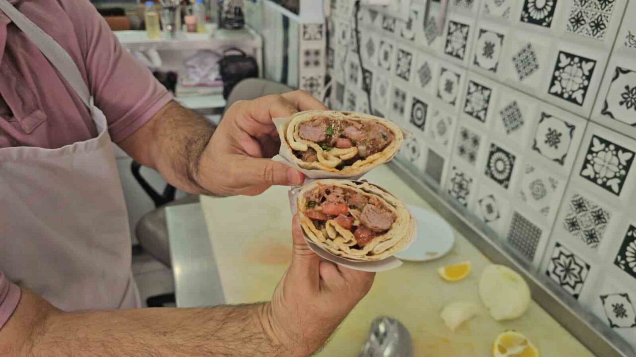 Elazığ’da müşterilerin isteği ortaya yeni bir lezzet olan kavurmalı çiğköfteyi