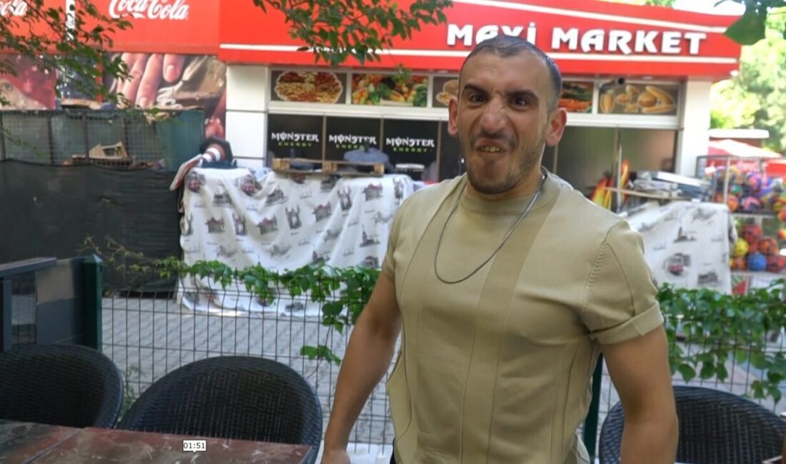 Isparta’da bir döner işletmesinde garsonluk yapan Mustafa Bulgurcu, müşterilerini havlayarak
