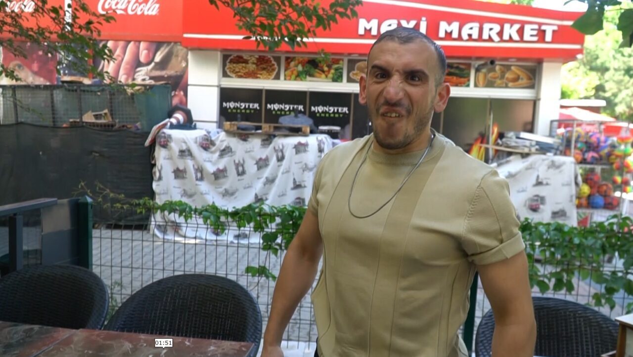 Isparta’da bir döner işletmesinde garsonluk yapan Mustafa Bulgurcu, müşterilerini havlayarak