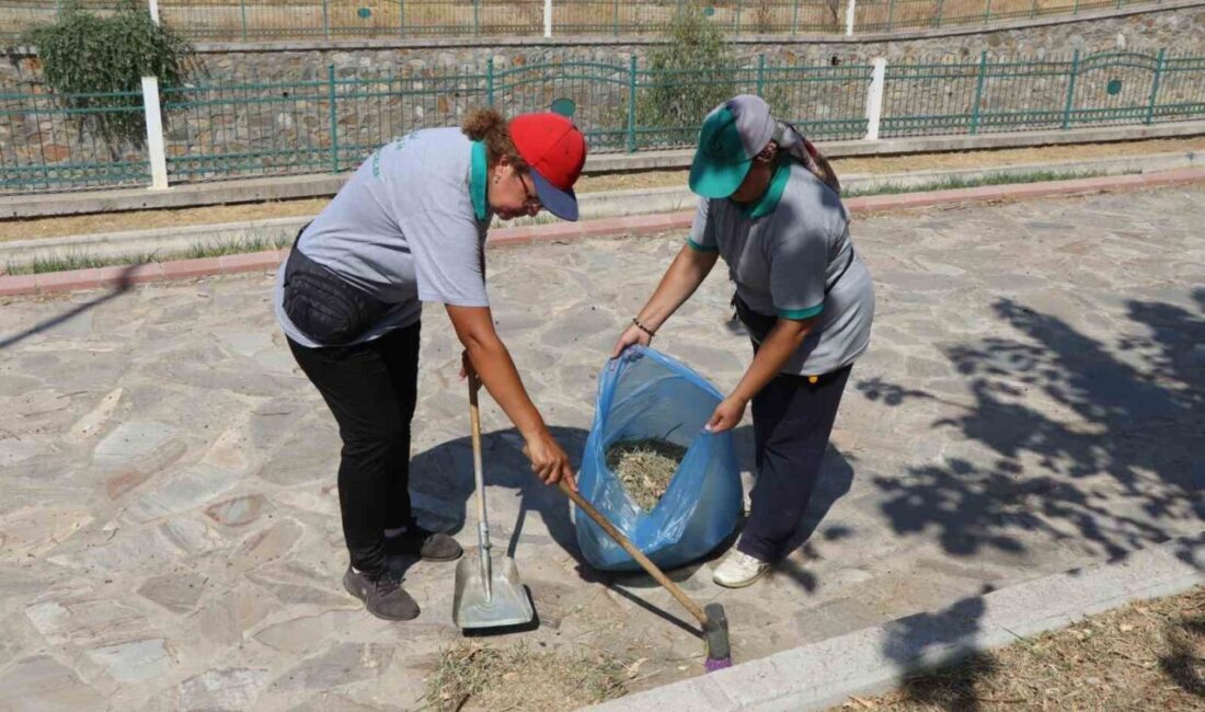 Nazilli Belediyesi Park ve Bahçeler Müdürlüğü ekipleri; özellikle yaz aylarında