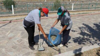 Nazilli Belediyesi Park ve Bahçeler Müdürlüğü ekipleri; özellikle yaz aylarında