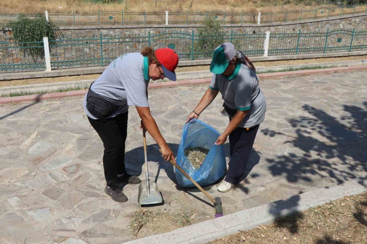 Nazilli Belediyesi Park ve Bahçeler Müdürlüğü ekipleri; özellikle yaz aylarında