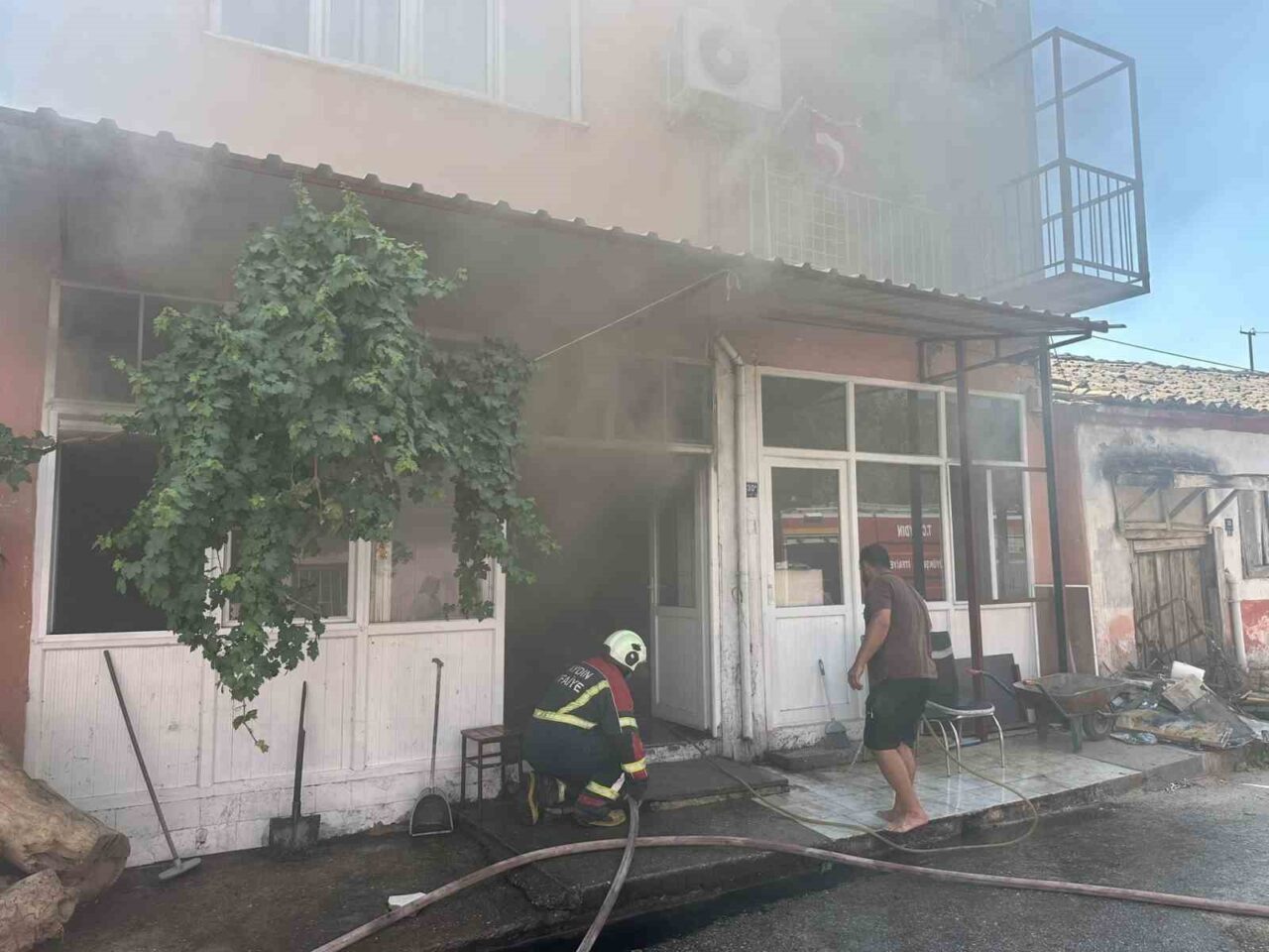 Aydın’ın Nazilli ilçesinde bir ekmek fırınında meydana gelen yangın paniğe